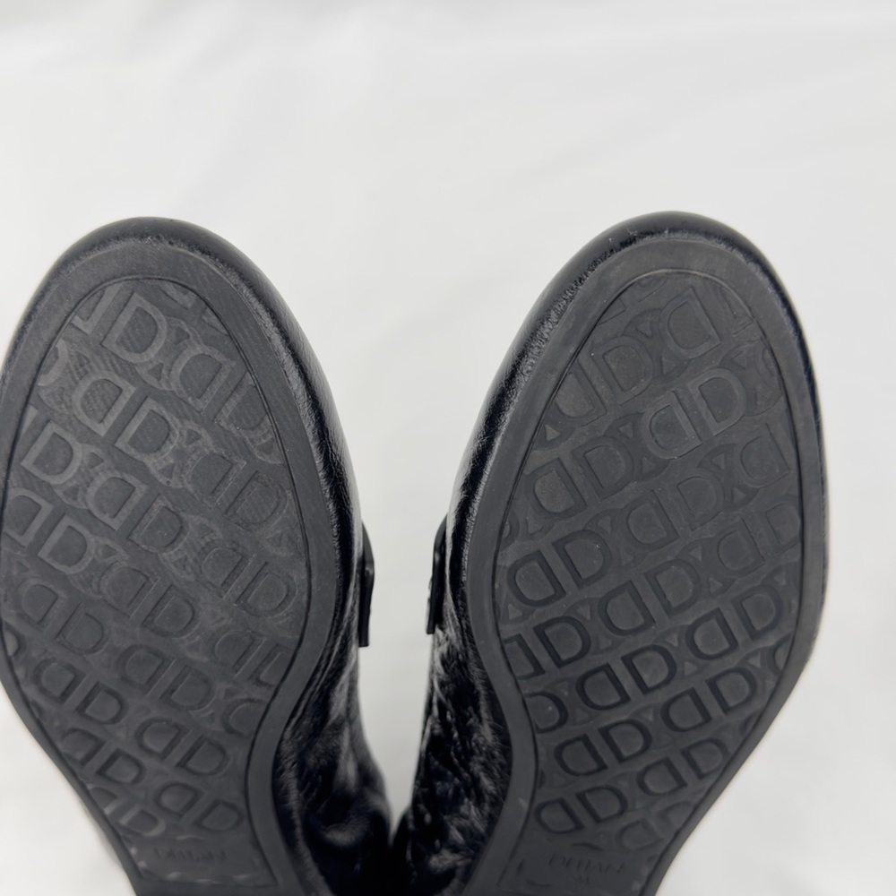 Black Leather Loafers Womens Sz 6 Slip On Comfort Gold Logo Casual - Picture 10 of 13